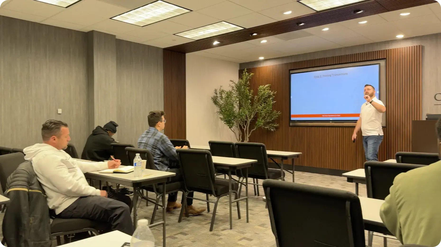 Sesión de aprendizaje grupal con instructor