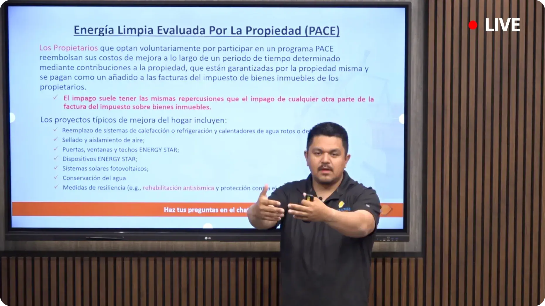 Instructor presentando material del curso