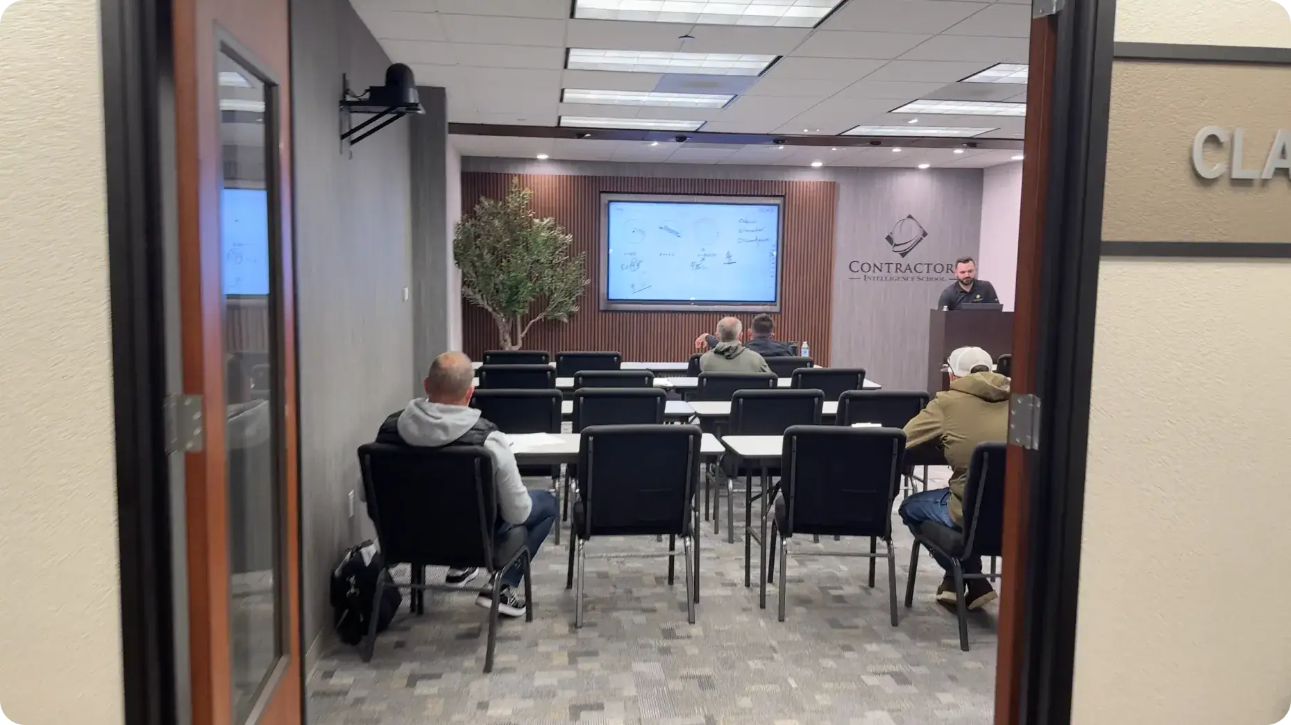 Presentación en aula de Contractors Intelligence School
